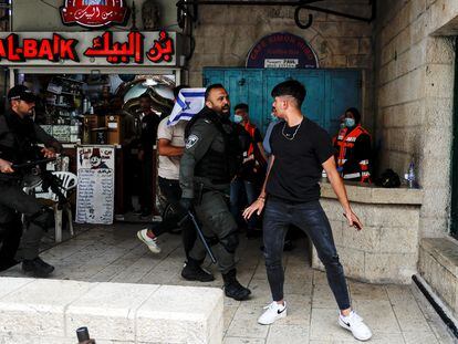 Un miembro de la guardia fronteriza israelí increpa a un palestino, en Jerusalén, cerca de la puerta de Damasco, uno de los accesos a la Ciudad Vieja.