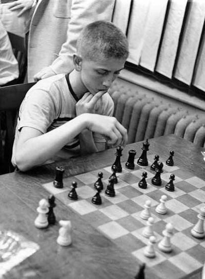 Fischer, en 1957, a los 14 años, en un torneo en Manhattan.