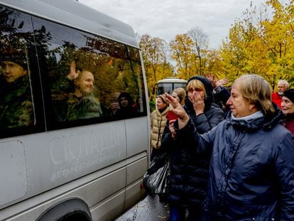 Un grupo de mujeres despide en Moscú, el pasado octubre, a reclutas rusos que parten hacia la guerra en Ucrania.