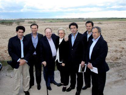 Sheldon Adelson (tercero por la izquierda) y su esposa junto a representantes p&uacute;blicos durante su visita a los terrenos de Eurovegas en Alcorc&oacute;n, en mayo de 2012.