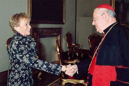 Imagen distribuida hoy de la entrevista entre De la Vega y Sodano en el Vaticano.