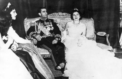 Muhammad Reza Pahlavi, el sha de Persia con su seguna esposa, Soraya Esfandiary en 1951, después de su boda.
