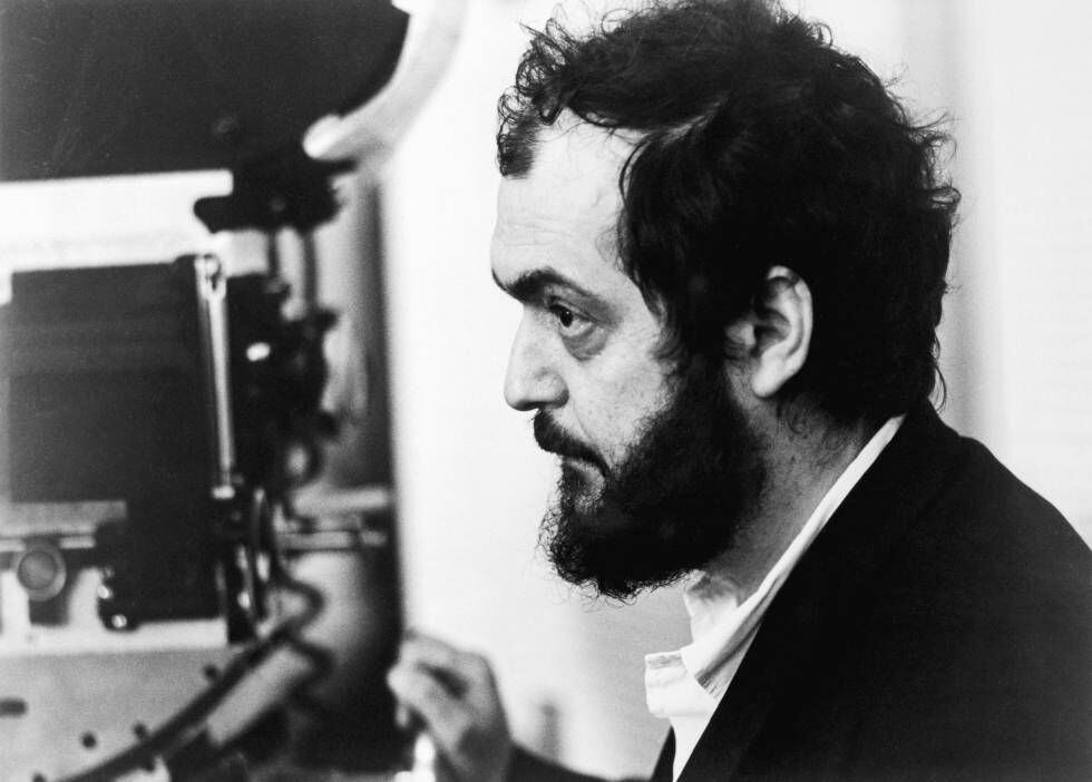 El director Stanley Kubrick durante el rodaje de una de sus obras más controvertidas y laureadas, 'La naranja mecánica' (1971).