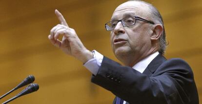 El ministro de Hacienda, Cristóbal Montoro, en la sesión de control celebrada en el Senado este martes.