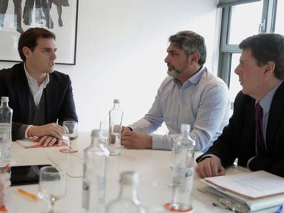 El l&iacute;der de Ciudadanos, Albert Rivera, durante la reuni&oacute;n con Juan Carlos Quer y Juan Jos&eacute; Cort&eacute;s, este viernes en el Congreso.