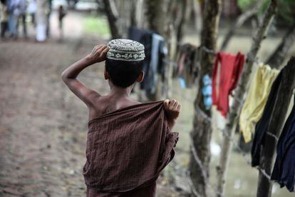 Un niño con un tradicional gorro musulmán para rezar en un orfanato en el sureste de Bangladesh.
