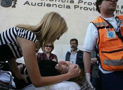 La viuda Ana María Toril es asistida ante la presidenta de la asociación de víctimas, Amparo González.