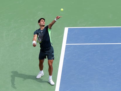 Carlos Alcaraz realiza un saque durante el Masters 1000 de Cincinnati.