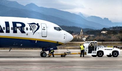 Trabajadores de Ryanair en el aeropuerto de Girona.