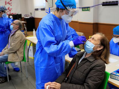 Los sanitarios realizaban test de antígenos en el centro de mayores de la plaza de la Remonta, en Tetuán, el 11 de noviembre.