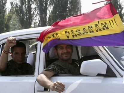 Angel, a la izquierda, y Rafa en un coche en Donetsk, Ucrania, el 7 de agosto.