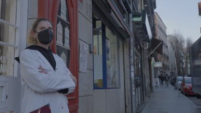 María Esteban posa en la Farmacia Lavapiés, situada en el número 56 de la calle madrileña.