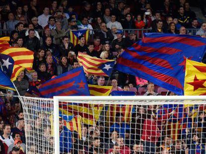 Diverses estelades a la graderia del Camp Nou, el 29 de setembre, durant el partit Barça-Bayer Leverkusen.