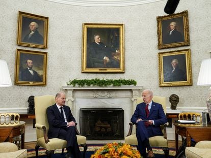 El canciller alemán, Olaf Scholz, y el presidente de Estados Unidos, Joe Biden, en el Despacho Oval este viernes