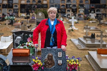 Maru Badía, junto a la sepultura de su padre, Leoncio Badía, en el cementerio de Paterna.
