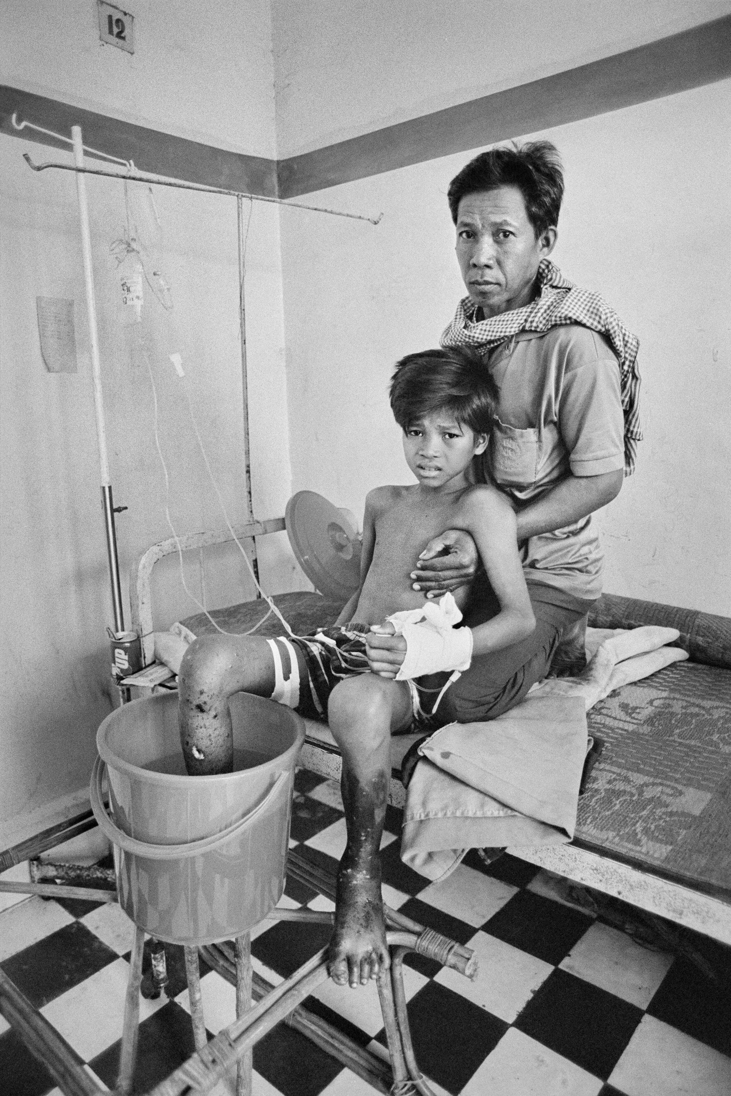 Sokheurm Man con su padre, Theam Man, en 1996. 