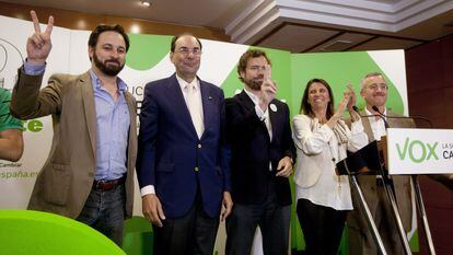 De izquierda a derecha: Santiago Abascal, Alejo Vidal-Quadras, Iván Espinosa de los Monteros, Ana Velasco Vidal-Abarca, y José Antonio Ortega Lara, dirigentes de Vox en mayo de 2014, durante un acto de inicio de campaña a las elecciones europeas de ese año.