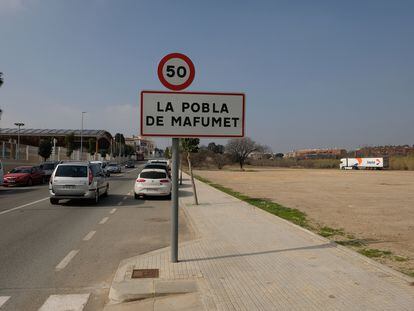 Cartel de entrada a La Pobla de Mafumet (Tarragona), donde Vox venció en las elecciones del 14-F.