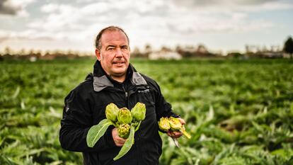 El agricultor Xavi Oliva en su campo de alcachofas en El Prat de Llobregat (Barcelona).