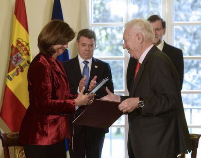 José Manuel García Margallo aprieta la mano a su homóloga colombiana María Angela Holguin tras firmar el acuerdo bilateral.