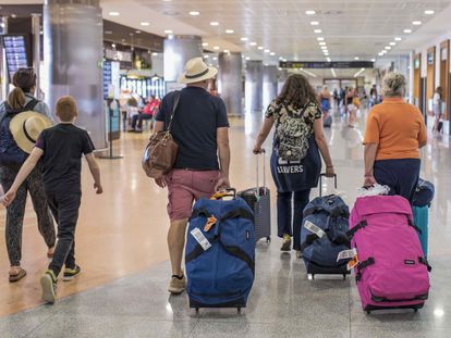 Una familia camina por el aeropuerto de Menorca.
