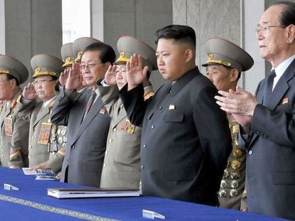 El ejecutado Jang (a la izquierda de traje) asiste junto a su sobrino, el l&iacute;der Kim, a un desfile el pasado 9 de septiembre en Pyongyang.