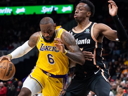 LeBron James mueve el balón ante Onyeka Okongwu en el partido de los Lakers contra los Hawks.