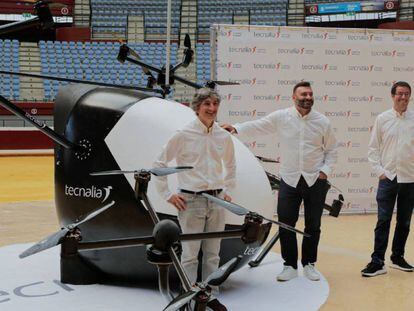 Iñaki Iglesias, Agustín Sáenz y Joseba Lasa posan junto a 'Lauren', el prototipo de aerotaxi de Tecnalia.