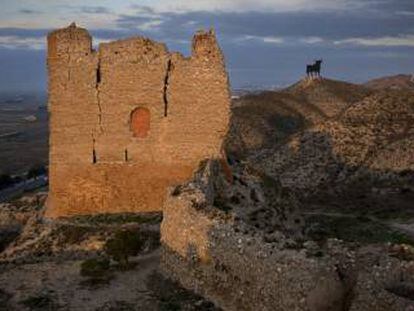 Ruinas del castillo de Alfajarín, en los Monegros, elevado sobre el valle del Ebro y el camino de Zaragoza a Barcelona.