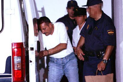 20 de julio de 2006.<br>El ex alcalde de Marbella, Julián Muñoz, entra en un furgón policial para ser conducido a la prisión de Alhaurín de la Torre, tras declarar en el marco de las investigaciones del 'caso Malaya'.