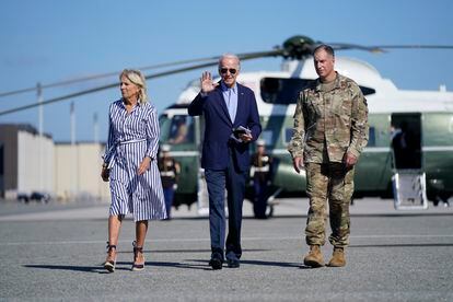 El presidente estadounidense, Joe Biden, y la primera dama, Jill Biden, se dirigían ayer al Air Force One para viajar a Kentucky para ver los daños causados por las inundaciones.