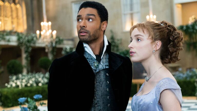 Regé-Jean Page y Phoebe Dynevor, en un capítulo de la primera temporada de 'Los Bridgerton'.