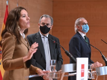 El consejero de Educación y portavoz, Enrique Ossorio, en el centro, junto a la consejera de Presidencia, Eugenia Carballedo, y el de Sanidad, Enrique Ruiz Escudero, durante la comparecencia,