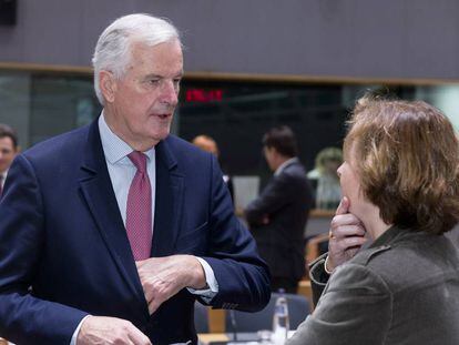 El negociador europeo del Brexit, Michel Barnier charla con la ministra francesa de Asuntos europeos, Nathalie Loiseau, durante el Consejo de ministros de la UE de este lunes en Bruselas. (Thierry Monasse/Getty Images)