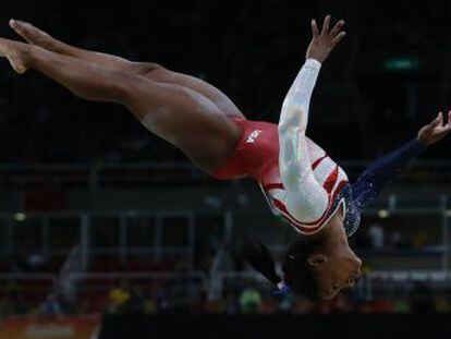 Así es el movimiento inventado por la gimnasta estadounidense, ganadora del oro en el concurso general de los Juegos de Río 2016