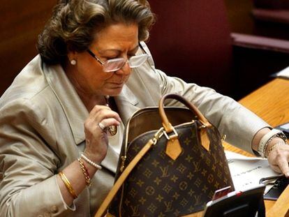Rita Barberá busca algo en su bolso, en una imagen de 2010.