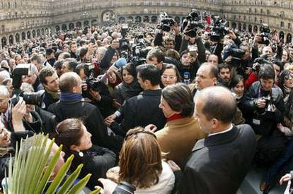 Acto multitudinario en la plaza Mayor de Salamanca organizado por el congreso de víctimas del terrorismo. En primer término, Aznar.