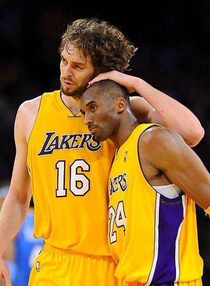 Pau Gasol, junto a Kobe Bryant durante el partido.