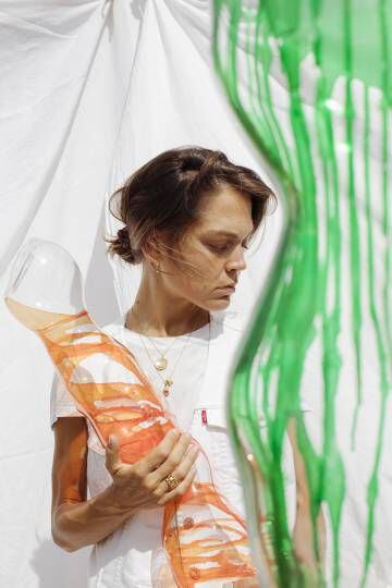 La diseladora Marta Armengol con una de sus creaciones realizadas a través de la técnica de soplado de vidrio.
