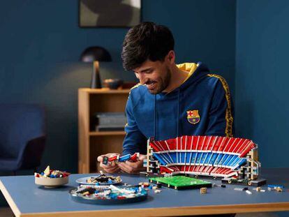 Una persona construyendo el modelo de LEGO del Camp Nou