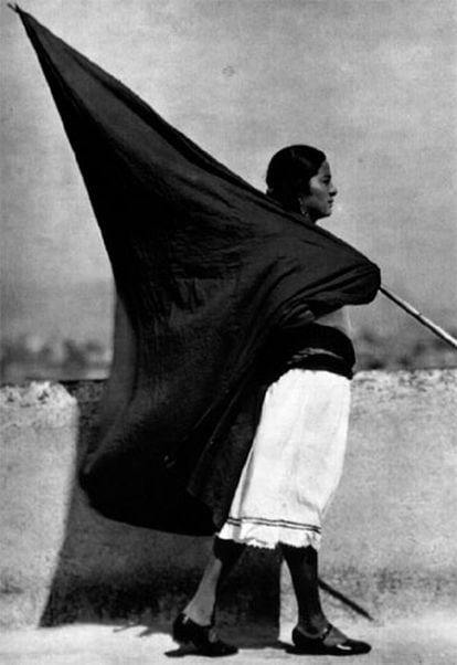 'Mujer con bandera', de Modotti.