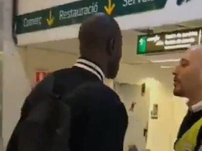 En vídeo, el trato dado por un vigilante en una estación de cercanías de Barcelona a un viajero.