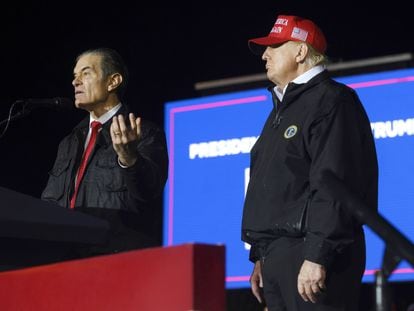 Mehmet Oz y Donald Trump, en un acto de campaña en Greensburg (Pensilvania)