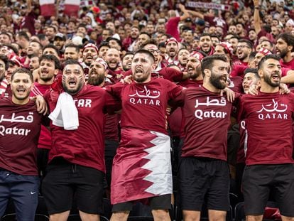 Algunos de los fans de Qatar durante el partido inaugural frente a Ecuador, este domingo.