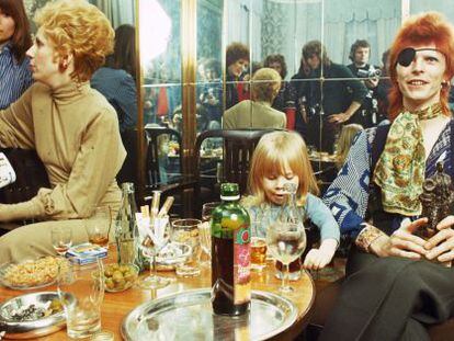 Duncan Jones, con su padres David y Angie, en 1974.