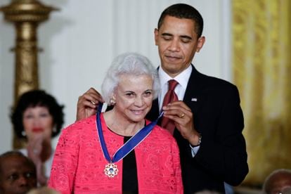 El entonces presidente de Estados Unidos, Barack Obama, impone la Medalla de la Libertad a Sandra Day O'Connor, en agosto de 2009 en la Casa Blanca.