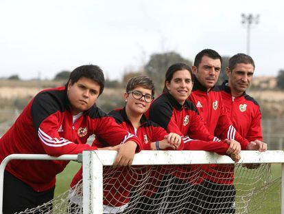 Cinco alumnos del primer máster de entrenadores en la Ciudad del Fútbol de Las Rozas.