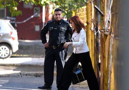 La expresidenta Cristina Fern&aacute;ndez de Kirchner atraviesa un vallado policial antes de ingresar a los tribunales federales en Buenos Aires.