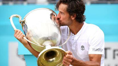 Feliciano besa el trofeo de Queen's, este domingo en Londres.