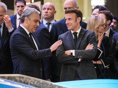 De izquierda a derecha, el presidente de la alianza Renault-Nissan-Mitsubishi, Jean Dominique Senard; el CEO de Renault, Luca de Meo; y el presidente francés, Emmanuel Macron.
